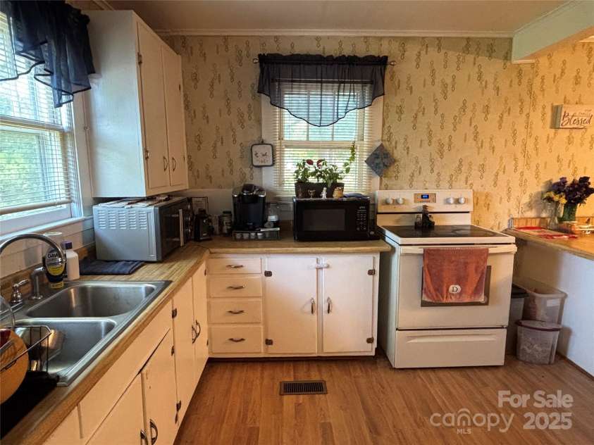 4059 10th Avenue Drive, Hickory, NC 28602.  MLS# CAR4270604, YatesRealty ID 21138. 