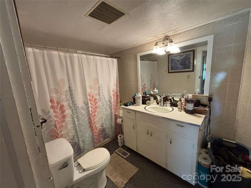 4059 10th Avenue Drive, Hickory, NC 28602.  MLS# CAR4270604, YatesRealty ID 21138. 