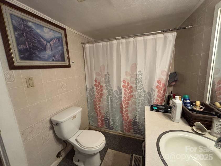 4059 10th Avenue Drive, Hickory, NC 28602.  MLS# CAR4270604, YatesRealty ID 21138. 