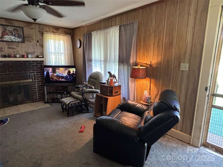 4059 10th Avenue Drive, Hickory, NC 28602.  MLS# CAR4270604, YatesRealty ID 21138. 