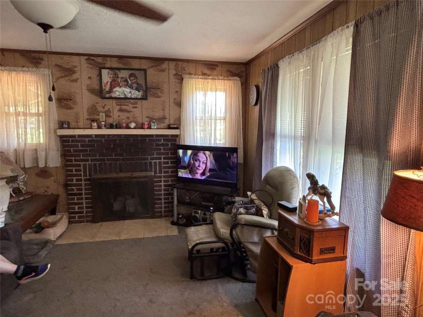 4059 10th Avenue Drive, Hickory, NC 28602.  MLS# CAR4270604, YatesRealty ID 21138. 