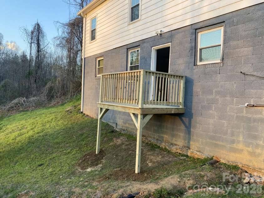 430 Arlington Circle, Lenoir, NC 28645.  MLS# CAR4411712, YatesRealty ID 21139. Balcony