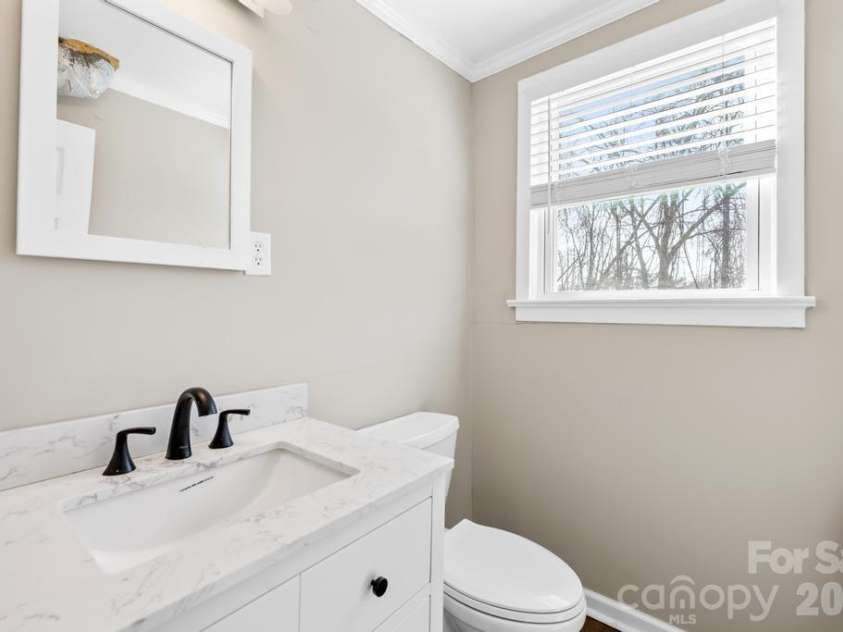 430 Arlington Circle, Lenoir, NC 28645.  MLS# CAR4411712, YatesRealty ID 21139. Bathroom