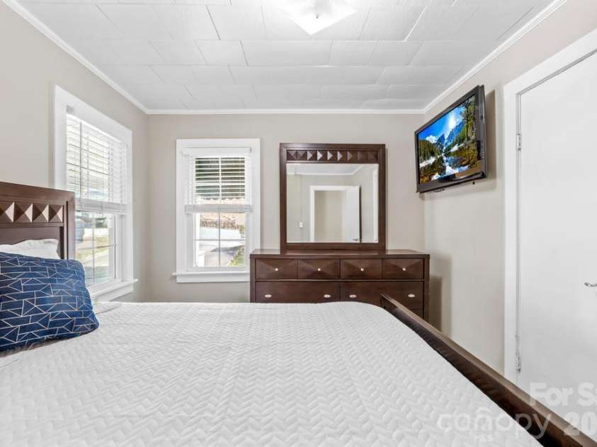 430 Arlington Circle, Lenoir, NC 28645.  MLS# CAR4411712, YatesRealty ID 21139. Bedroom