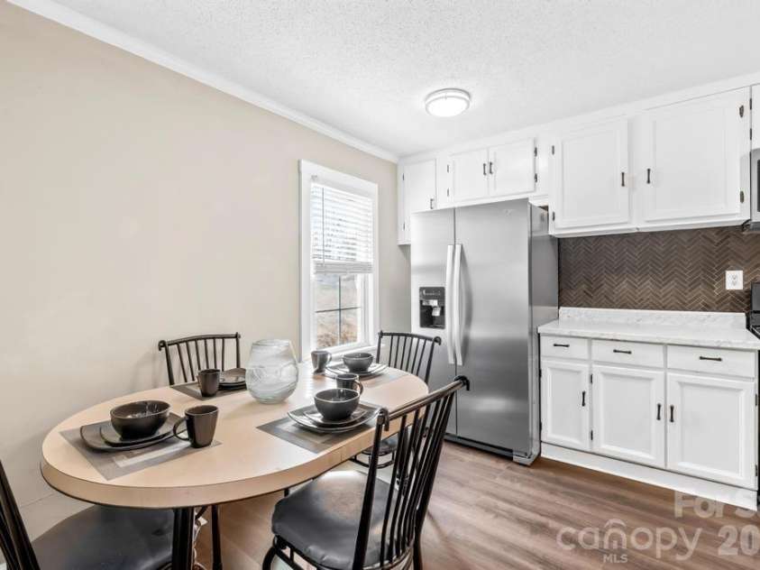 430 Arlington Circle, Lenoir, NC 28645.  MLS# CAR4411712, YatesRealty ID 21139. Dining Area/Kitchen