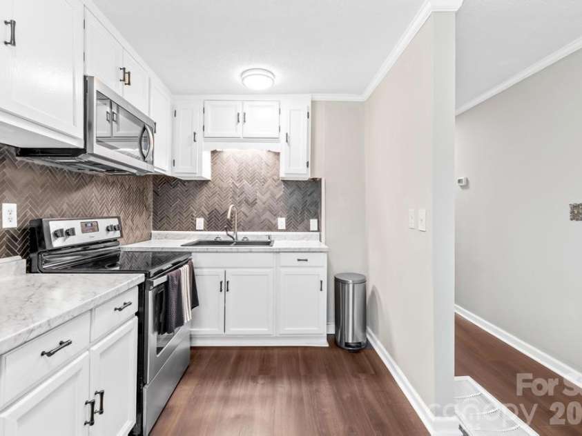 430 Arlington Circle, Lenoir, NC 28645.  MLS# CAR4411712, YatesRealty ID 21139. Kitchen