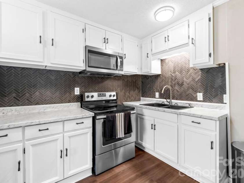 430 Arlington Circle, Lenoir, NC 28645.  MLS# CAR4411712, YatesRealty ID 21139. Kitchen