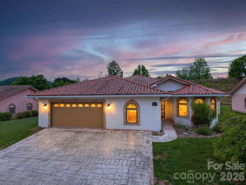 39 Pacifico Drive, Asheville, NC 28806.  MLS# CAR4298660, YatesRealty ID 2114. 