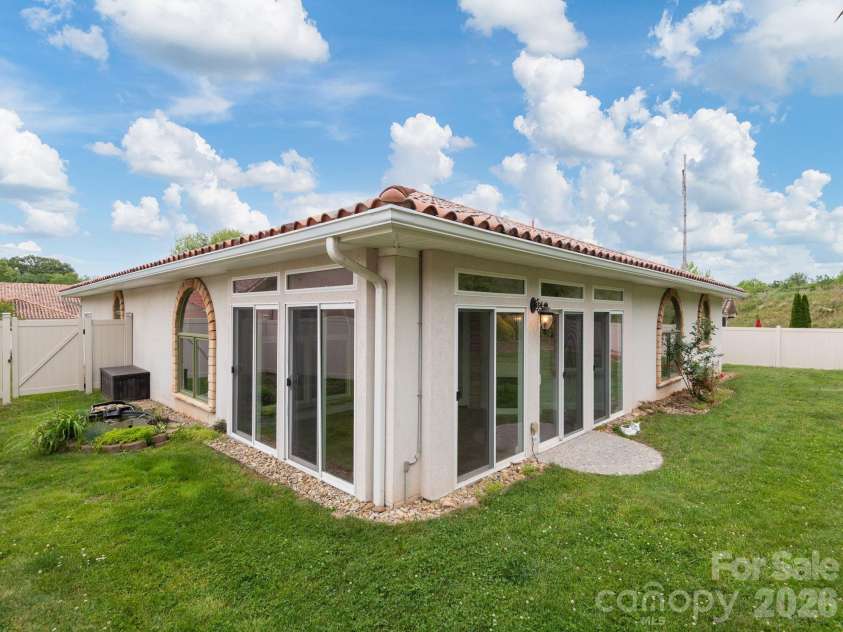 39 Pacifico Drive, Asheville, NC 28806.  MLS# CAR4298660, YatesRealty ID 2114. 