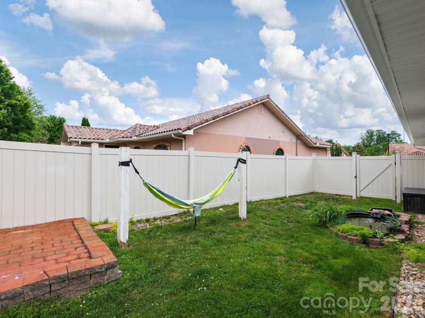 39 Pacifico Drive, Asheville, NC 28806.  MLS# CAR4298660, YatesRealty ID 2114. 