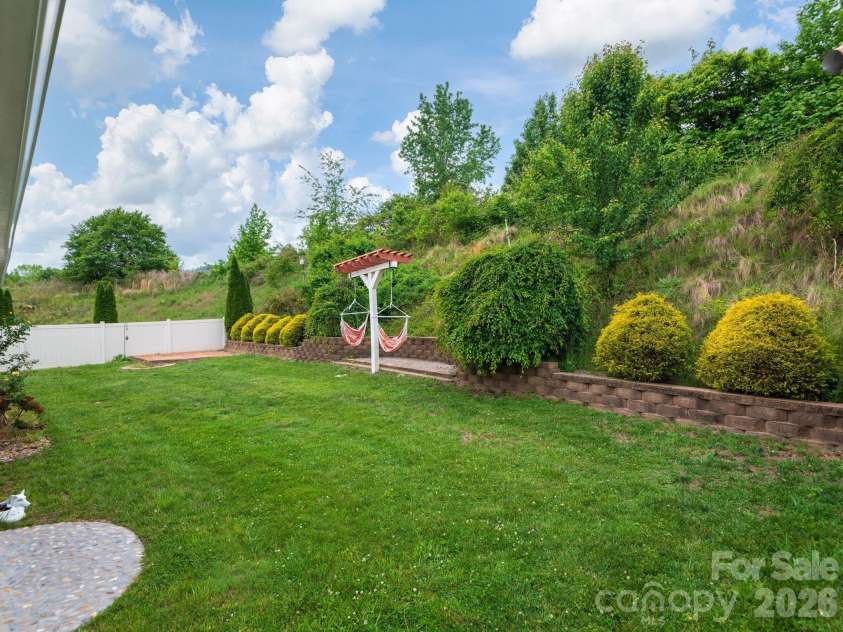 39 Pacifico Drive, Asheville, NC 28806.  MLS# CAR4298660, YatesRealty ID 2114. 