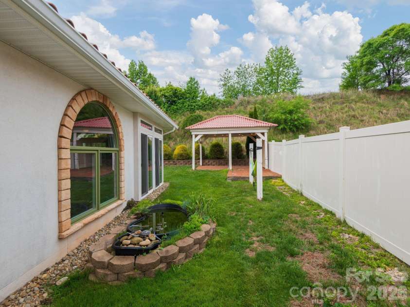 39 Pacifico Drive, Asheville, NC 28806.  MLS# CAR4298660, YatesRealty ID 2114. 