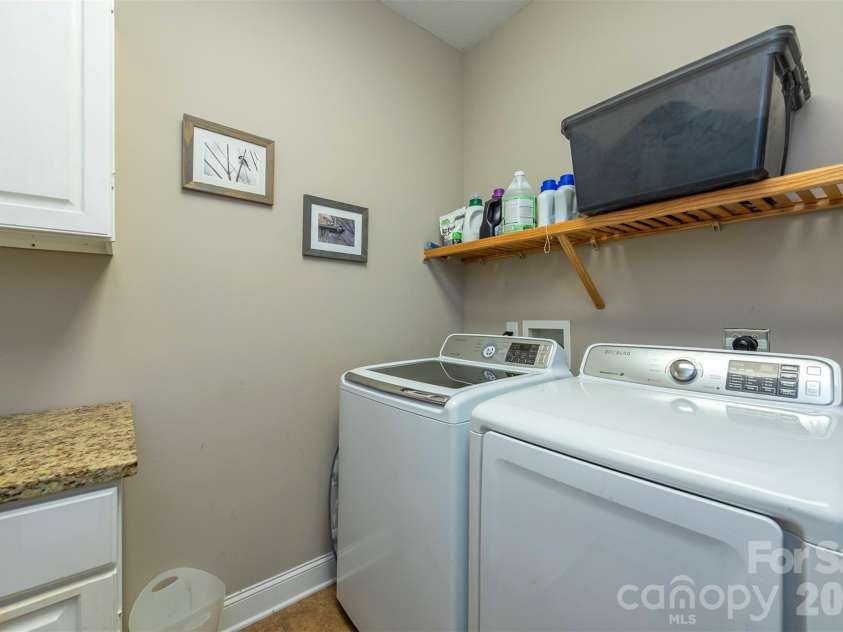 39 Pacifico Drive, Asheville, NC 28806.  MLS# CAR4298660, YatesRealty ID 2114. Washer and Dryer Convey