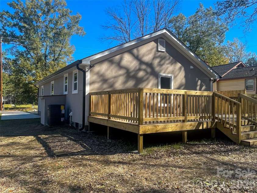 433 Clinton Avenue, Lancaster, SC 29720.  MLS# CAR4310556, YatesRealty ID 2114. 