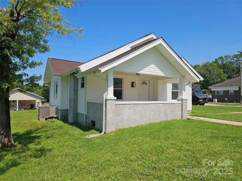 1704 16th Street, Hickory, NC 28601.  MLS# CAR4273452, YatesRealty ID 21140. 