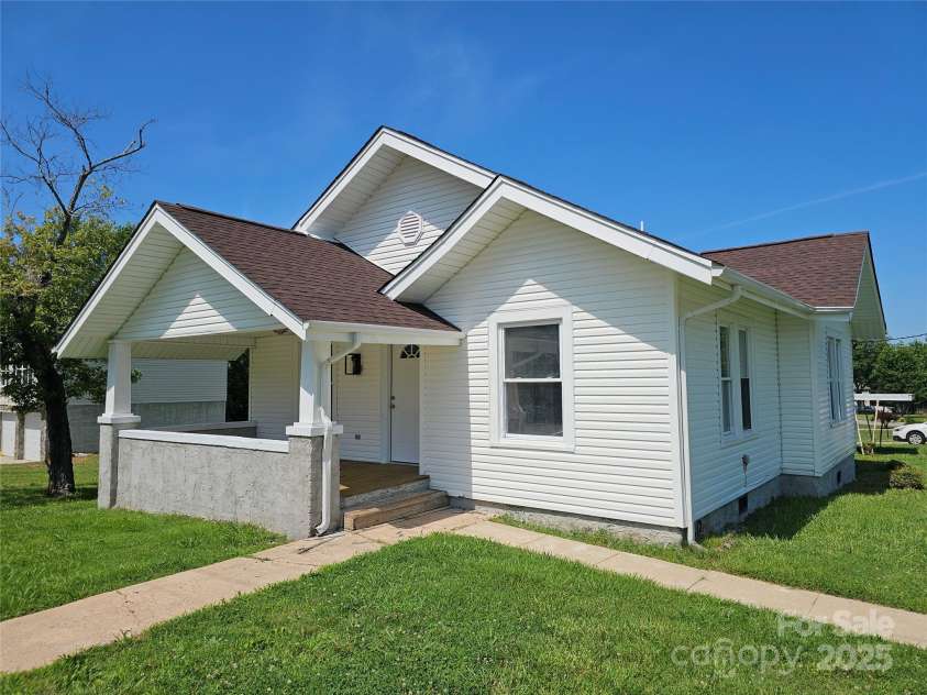 1704 16th Street, Hickory, NC 28601.  MLS# CAR4273452, YatesRealty ID 21140. 