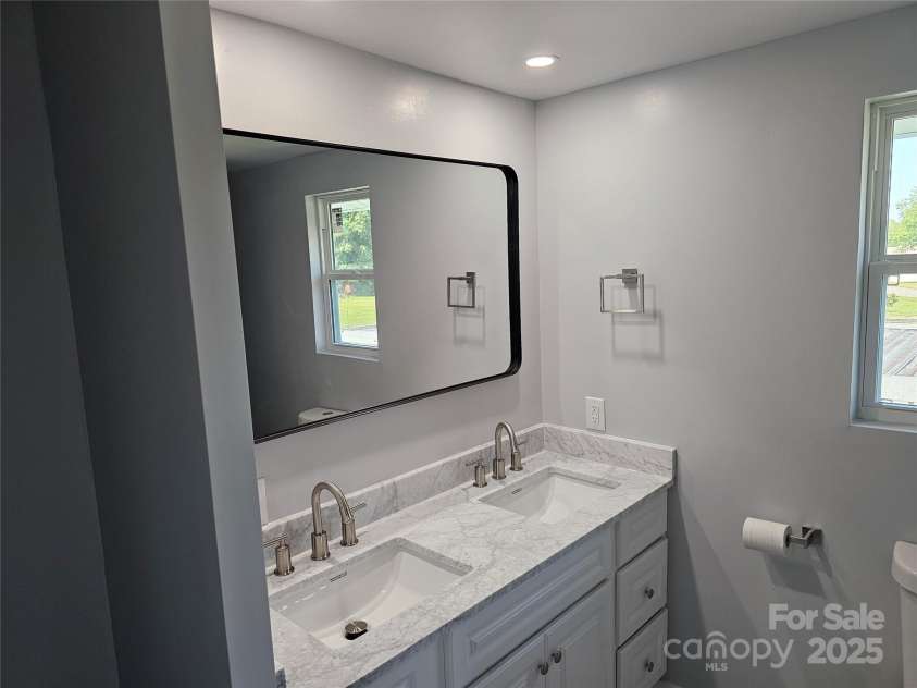 1704 16th Street, Hickory, NC 28601.  MLS# CAR4273452, YatesRealty ID 21140. 