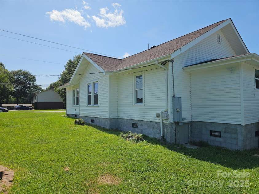 1704 16th Street, Hickory, NC 28601.  MLS# CAR4273452, YatesRealty ID 21140. 