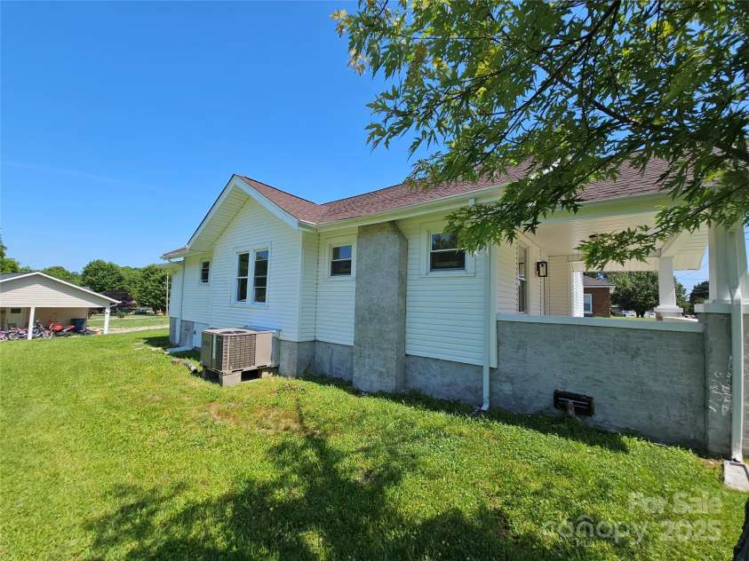 1704 16th Street, Hickory, NC 28601.  MLS# CAR4273452, YatesRealty ID 21140. 