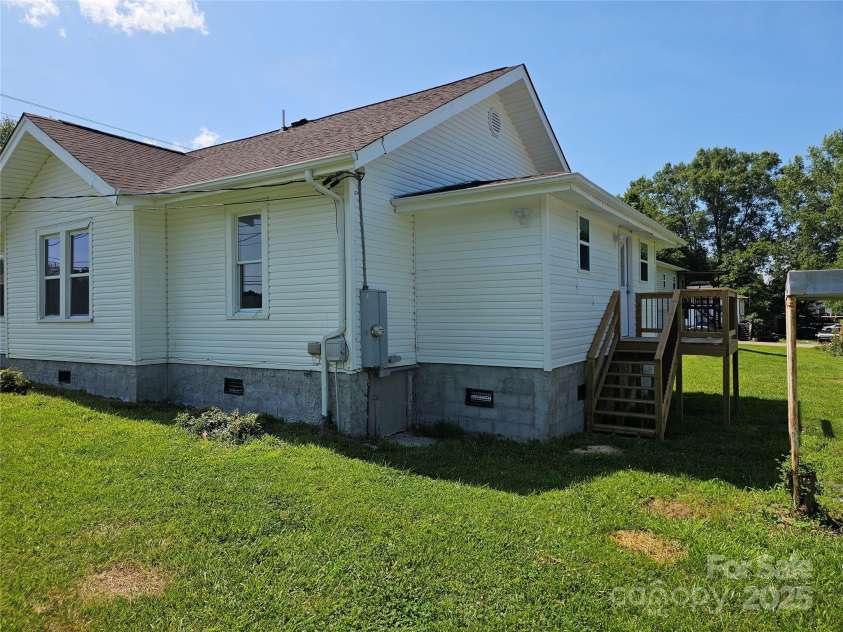 1704 16th Street, Hickory, NC 28601.  MLS# CAR4273452, YatesRealty ID 21140. 