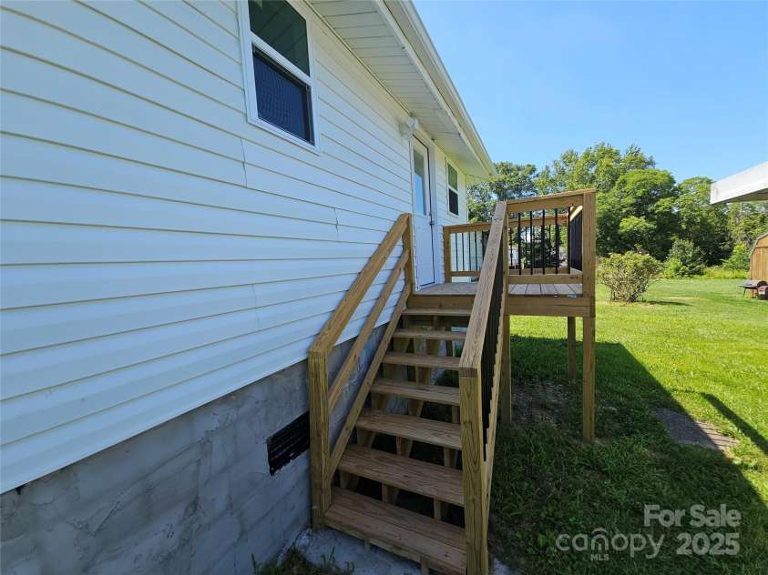 1704 16th Street, Hickory, NC 28601.  MLS# CAR4273452, YatesRealty ID 21140. 