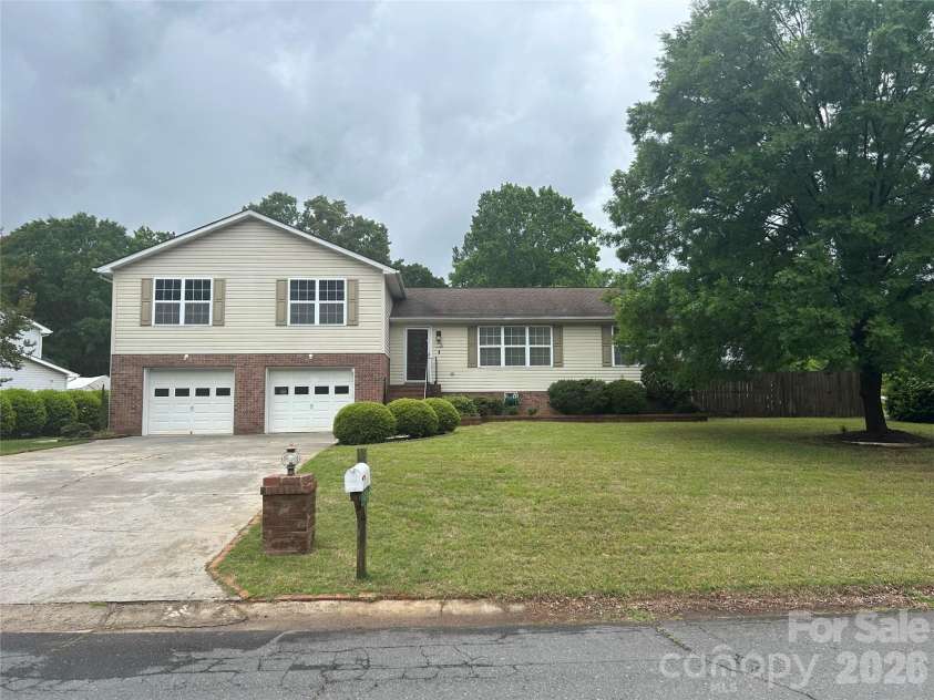 323 Swamp Fox Drive, Fort Mill, SC 29715.  MLS# CAR4380681, YatesRealty ID 21141. 