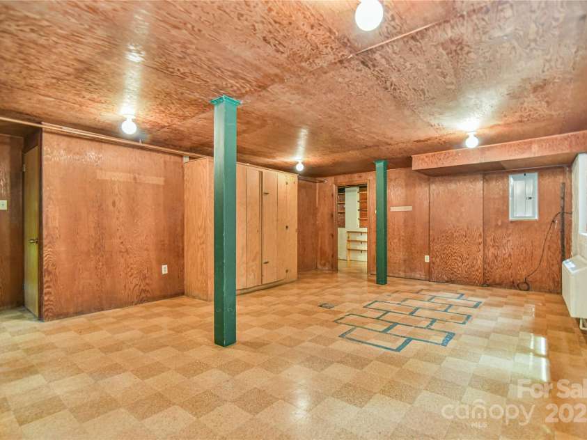 5 Old Cove Road, Black Mountain, NC 28711.  MLS# CAR4263653, YatesRealty ID 21143. Lots of Space