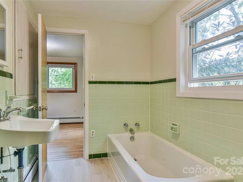 5 Old Cove Road, Black Mountain, NC 28711.  MLS# CAR4263653, YatesRealty ID 21143. Upstairs Full Bathroom