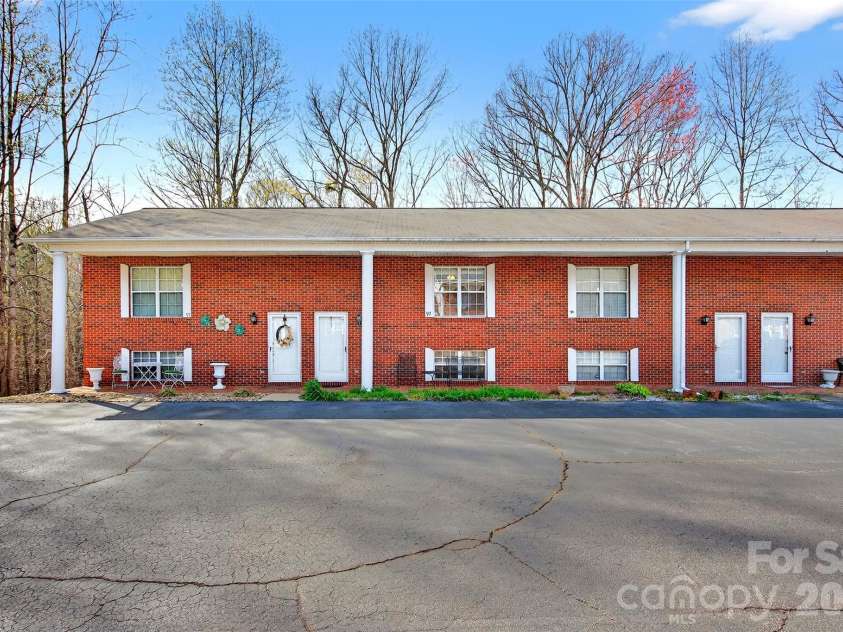 75 Laurelwood Drive, Marion, NC 28752.  MLS# CAR4361973, YatesRealty ID 21144. 