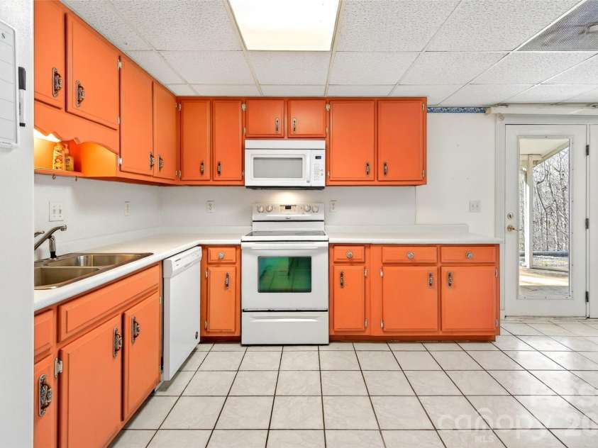 75 Laurelwood Drive, Marion, NC 28752.  MLS# CAR4361973, YatesRealty ID 21144. Light filled kitchen and dining with walk out patio.