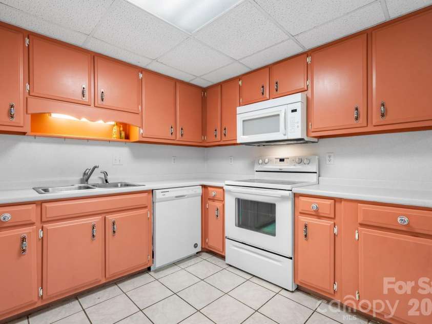 75 Laurelwood Drive, Marion, NC 28752.  MLS# CAR4400780, YatesRealty ID 21144. 