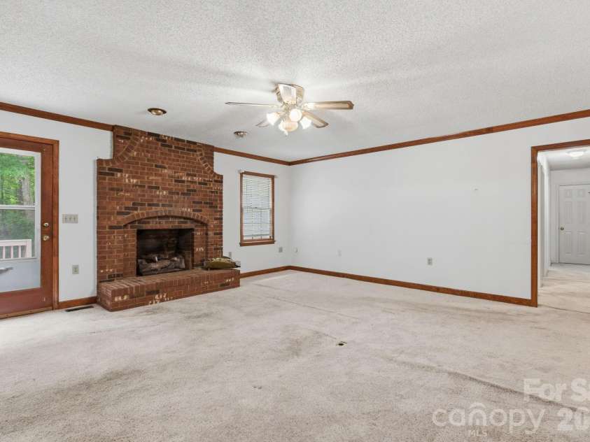 4804 Elmhurst Drive, Hickory, NC 28601.  MLS# CAR4378779, YatesRealty ID 21146. 