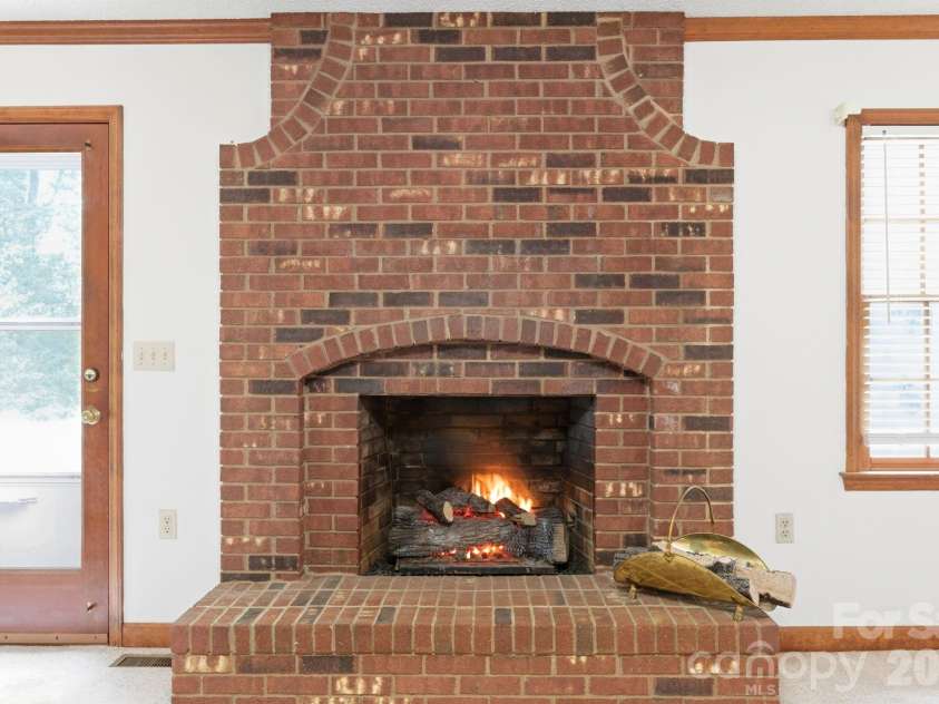 4804 Elmhurst Drive, Hickory, NC 28601.  MLS# CAR4378779, YatesRealty ID 21146. 