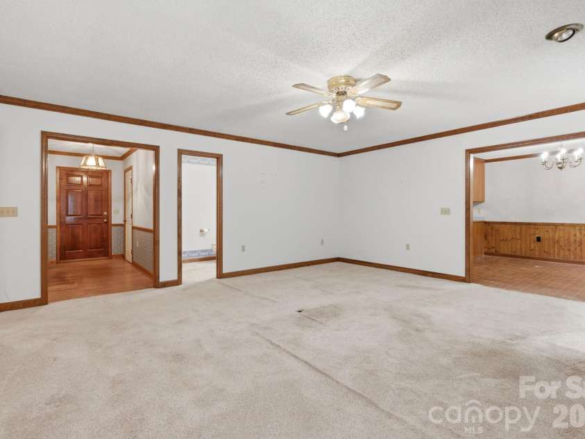 4804 Elmhurst Drive, Hickory, NC 28601.  MLS# CAR4378779, YatesRealty ID 21146. 