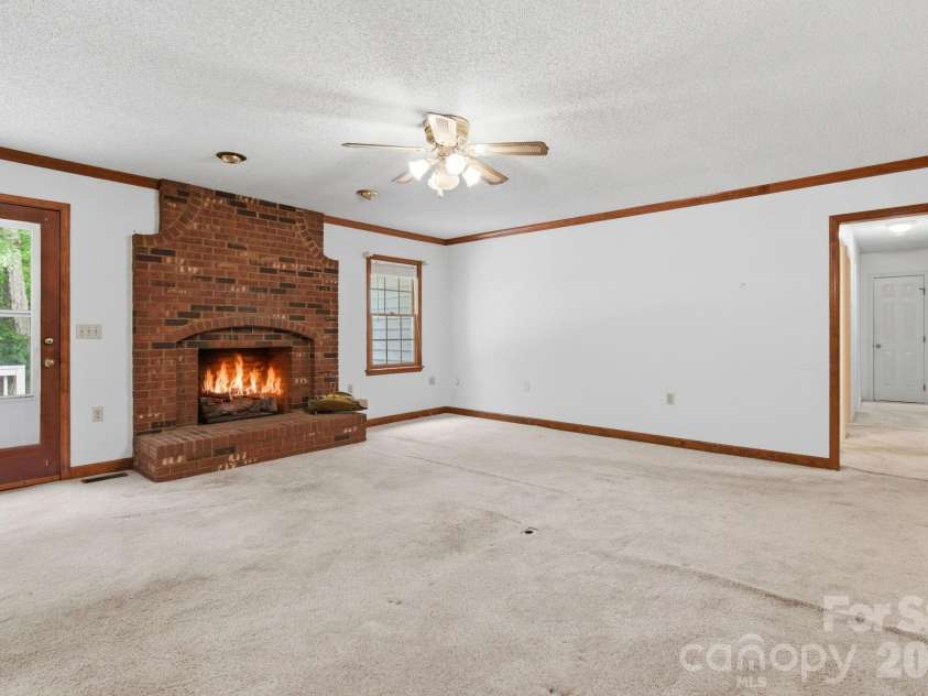4804 Elmhurst Drive, Hickory, NC 28601.  MLS# CAR4378779, YatesRealty ID 21146. 