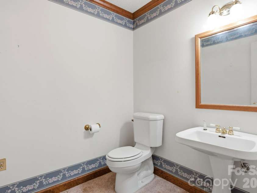 4804 Elmhurst Drive, Hickory, NC 28601.  MLS# CAR4378779, YatesRealty ID 21146. 