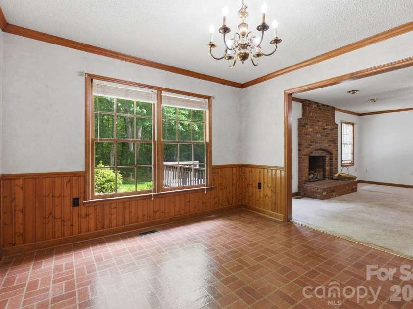 4804 Elmhurst Drive, Hickory, NC 28601.  MLS# CAR4378779, YatesRealty ID 21146. 