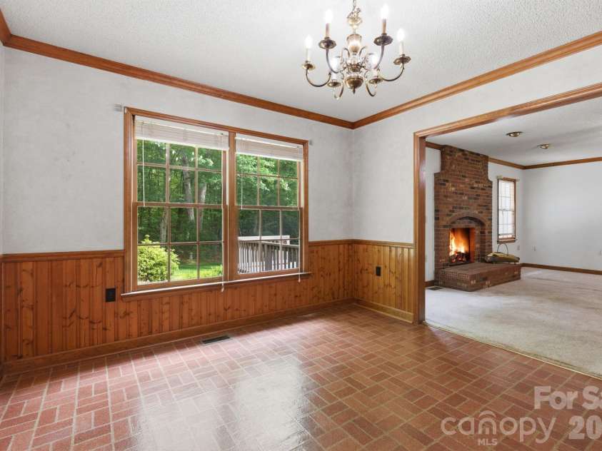 4804 Elmhurst Drive, Hickory, NC 28601.  MLS# CAR4378779, YatesRealty ID 21146. 