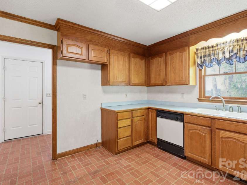 4804 Elmhurst Drive, Hickory, NC 28601.  MLS# CAR4378779, YatesRealty ID 21146. 