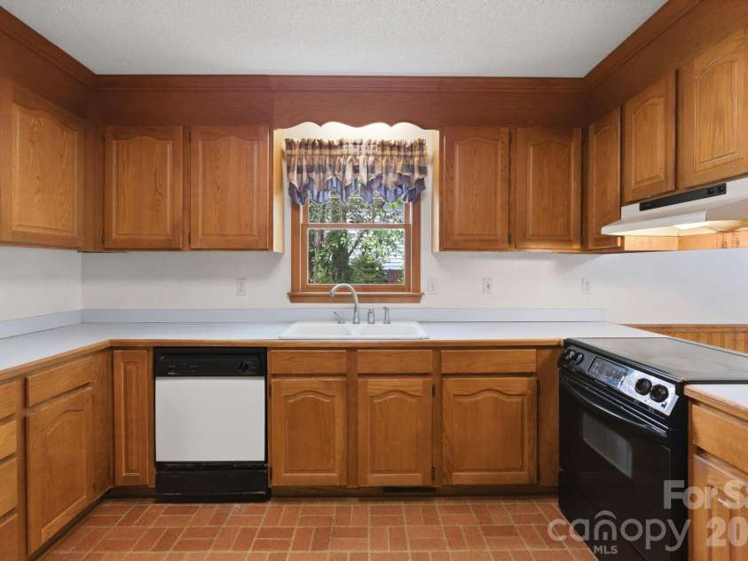 4804 Elmhurst Drive, Hickory, NC 28601.  MLS# CAR4378779, YatesRealty ID 21146. 