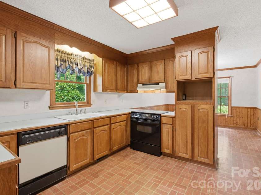 4804 Elmhurst Drive, Hickory, NC 28601.  MLS# CAR4378779, YatesRealty ID 21146. 