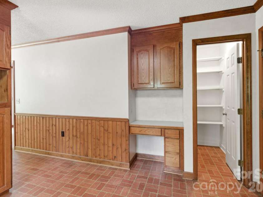 4804 Elmhurst Drive, Hickory, NC 28601.  MLS# CAR4378779, YatesRealty ID 21146. 