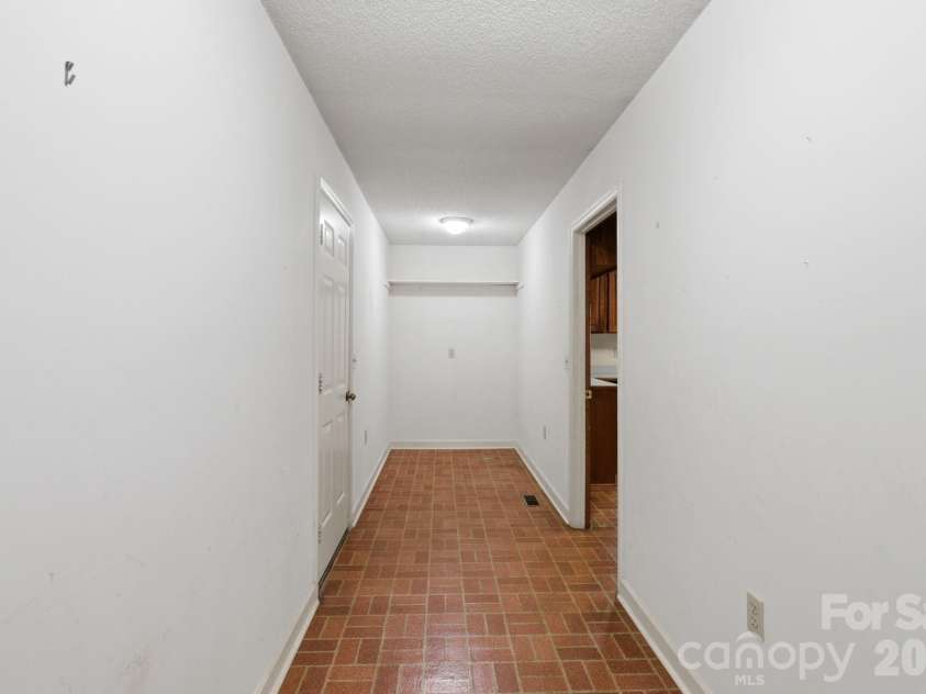 4804 Elmhurst Drive, Hickory, NC 28601.  MLS# CAR4378779, YatesRealty ID 21146. 