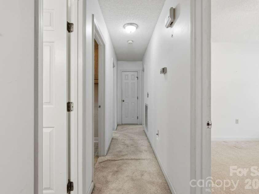 4804 Elmhurst Drive, Hickory, NC 28601.  MLS# CAR4378779, YatesRealty ID 21146. 