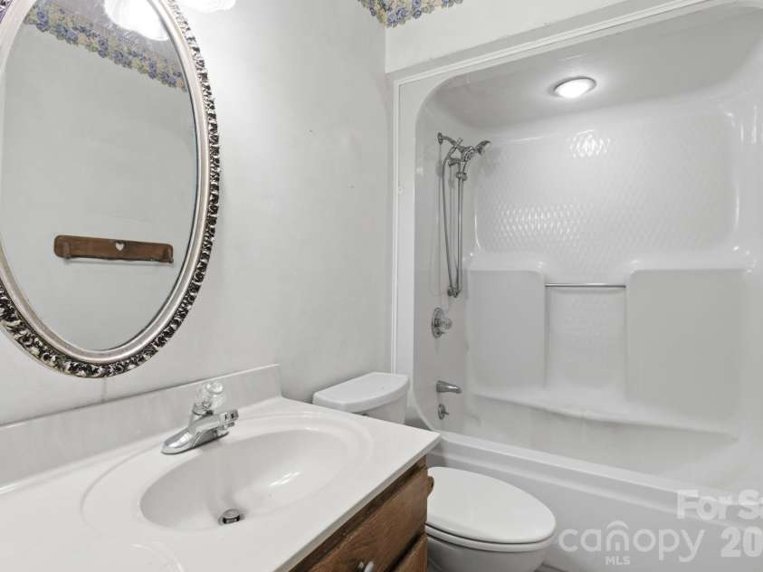 4804 Elmhurst Drive, Hickory, NC 28601.  MLS# CAR4378779, YatesRealty ID 21146. 