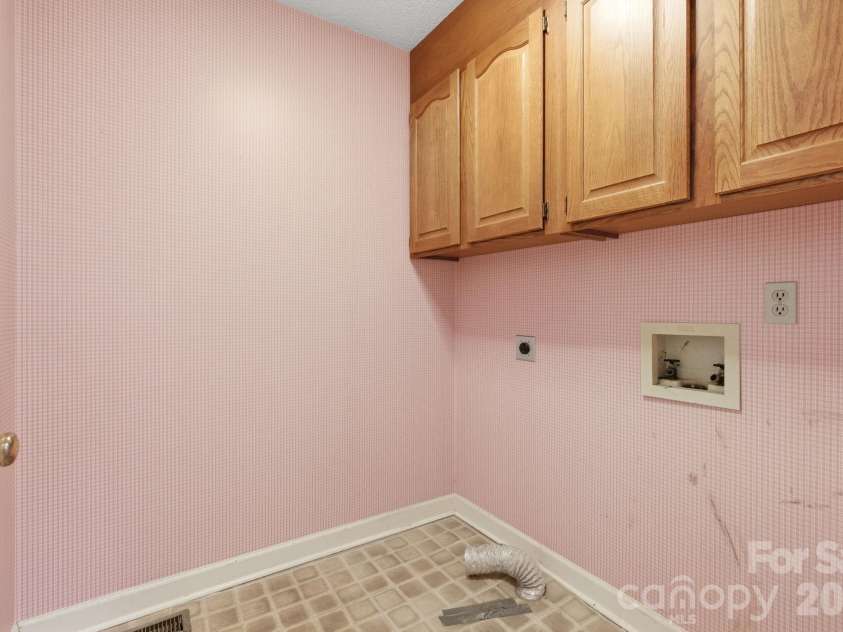 4804 Elmhurst Drive, Hickory, NC 28601.  MLS# CAR4378779, YatesRealty ID 21146. 