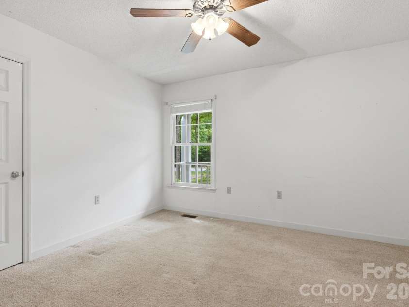 4804 Elmhurst Drive, Hickory, NC 28601.  MLS# CAR4378779, YatesRealty ID 21146. 