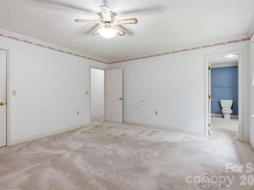4804 Elmhurst Drive, Hickory, NC 28601.  MLS# CAR4378779, YatesRealty ID 21146. 