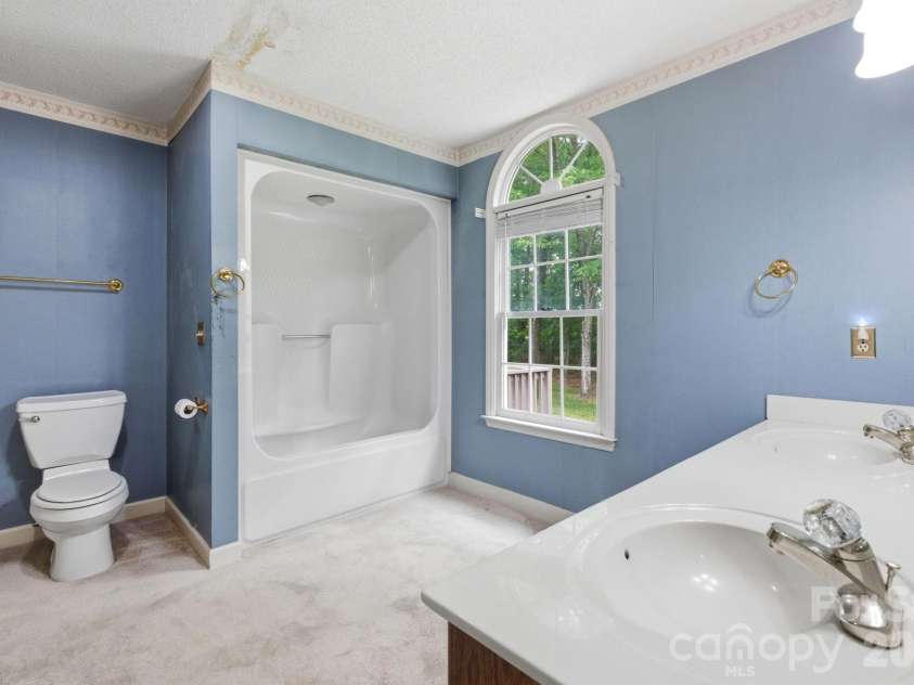 4804 Elmhurst Drive, Hickory, NC 28601.  MLS# CAR4378779, YatesRealty ID 21146. 
