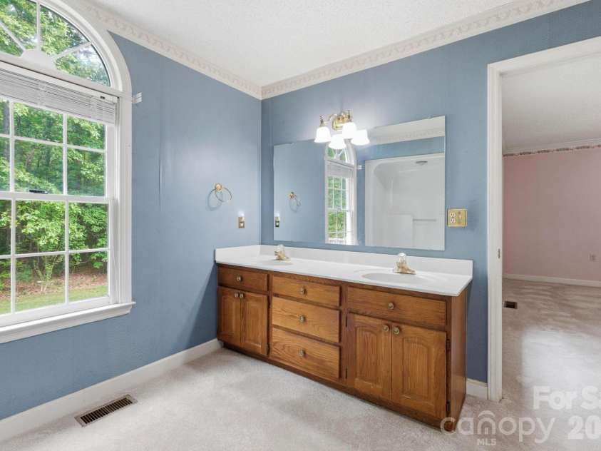 4804 Elmhurst Drive, Hickory, NC 28601.  MLS# CAR4378779, YatesRealty ID 21146. 